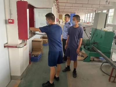 上猶消防救援大隊(duì)深入工業(yè)園開展消防安全檢查,筑牢工廠防火墻