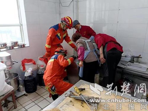 揪心！十堰一女子手卡壓面機(jī)，消防員緊急破拆成功救援