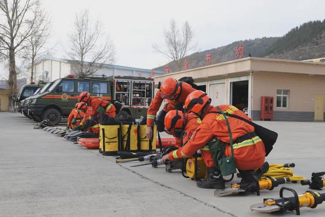 迭部縣森林消防大隊 嚴密組織低溫雨雪冰凍災害救援準備工作