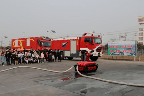 三中附小學(xué)子探秘公共安全科普教育基地 消防破拆工具的科技力量