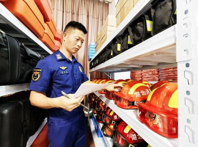 國(guó)慶我在崗 | 楊萬龍 無聲戰(zhàn)場(chǎng)上的“裝備尖兵”——消防專業(yè)破拆工具銷售