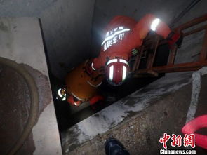 煙臺(tái)萊山區(qū)一老人墜入5米深設(shè)備井，消防緊急出動(dòng)救援